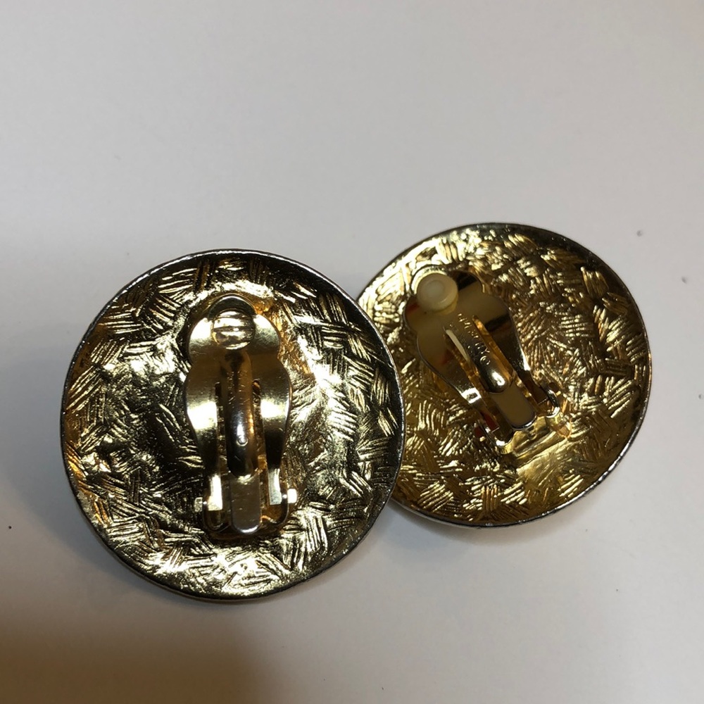 VINTAGE GIVENCHY GOLD TONE AND PEARL ROUND CLIP-ON EARRINGS - Picture 9 of 15